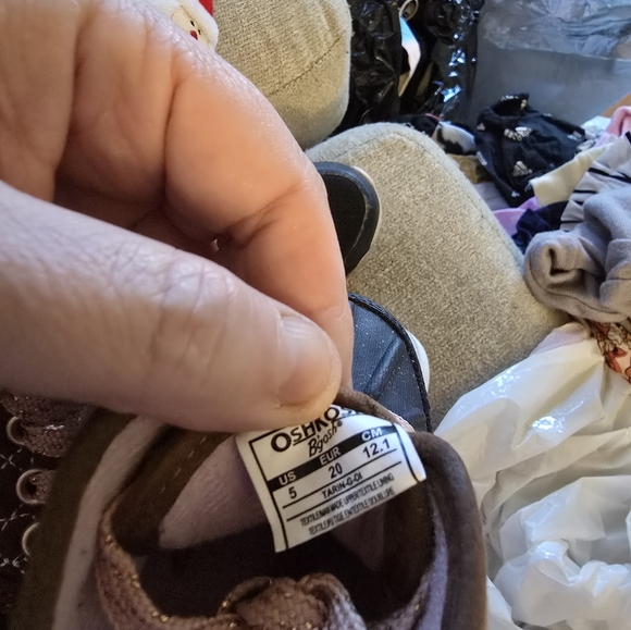 * Oshkosh B'gosh duck shoes, great condition, size 5,see picture for condition - Picture 5 of 5